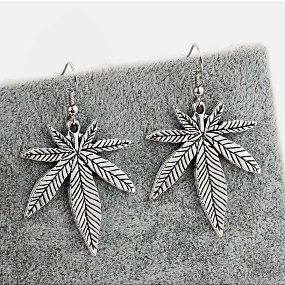 ☘️Boho Leaf Earrings☘️ - Picture 3 of 6